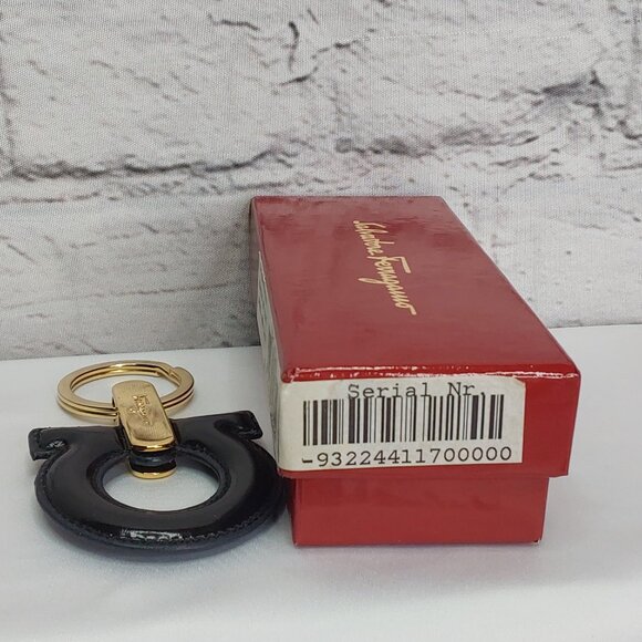 SALVADOR FERRAGAMO 'GANCINI' LEATHER KEY FOB GOLD KEY RING W/ORIGINAL BOX - Picture 15 of 16